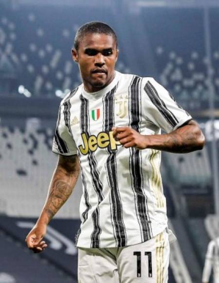 La Juventus sigue trabajando en su operación salida. El primero de la actual lista para marcharse es Douglas Costa. El extremo brasileño tendría las horas contadas. La última oferta que ha llegado a Turín por el jugador fue del Wolverhampton de la Premier League, pero Costa la ha rechazado.