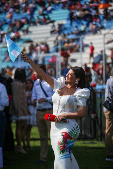 Alzando la Bandera Nacional, Flores rinde tributo a la patria en la conmemoración de los 201 años de independencia de Honduras. 