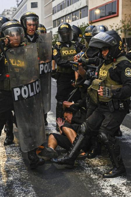 Uno de los decesos ocurrió en Arequipa, segunda ciudad de Perú, durante la represión policial para recuperar la pista de aterrizaje del aeropuerto tomada por unos 1,500 manifestantes. La otra muerte tuvo lugar en una marcha repelida por policías antimotines en Chincheros, en Apurímac, cuna de Boluarte.