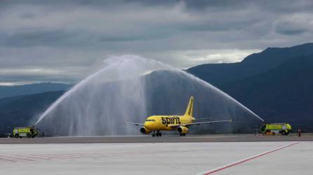 Pasajeros que llegaron en dos vuelos de Spirit hacen su chequeo en la terminal.