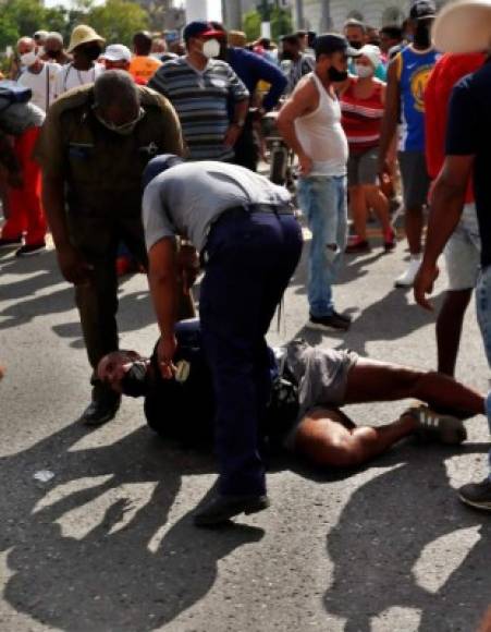 'La orden de combate está dada, a la calle los revolucionarios', dijo el gobernante, quien calificó las manifestaciones de 'provocaciones de la contrarrevolución' y añadió que no permitirá 'que nadie defienda un plan anexionista'.