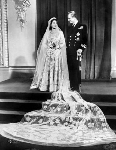 En esta foto de archivo tomada el 20 de noviembre de 1947, la princesa Isabel de Gran Bretaña (futura reina Isabel II) (izquierda) y Felipe, duque de Edimburgo (derecha) posan el día de su boda en el Palacio de Buckingham en Londres el 20 de noviembre de 1947.