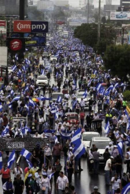 Miles salieron a las calles desafiando temores tras un recrudecimiento de la violencia que deja más de 260 muertos en tres meses de protestas.