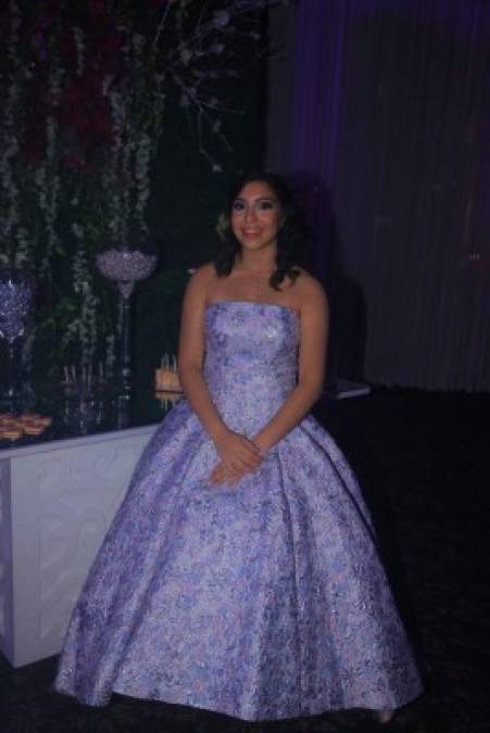 Andrea Marcela Gonzales Cerrato lució un diseño de destellos lila en elegante brocado floral.