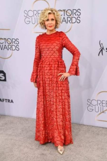 Jane Fonda deslumbró con un vestido rojo y un anillo de diamantes valorado en tres millones de dólares.