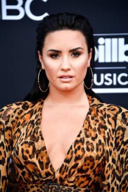 La cantante Demi Lovato impactó con su atrevido escote en la alfombra roja.