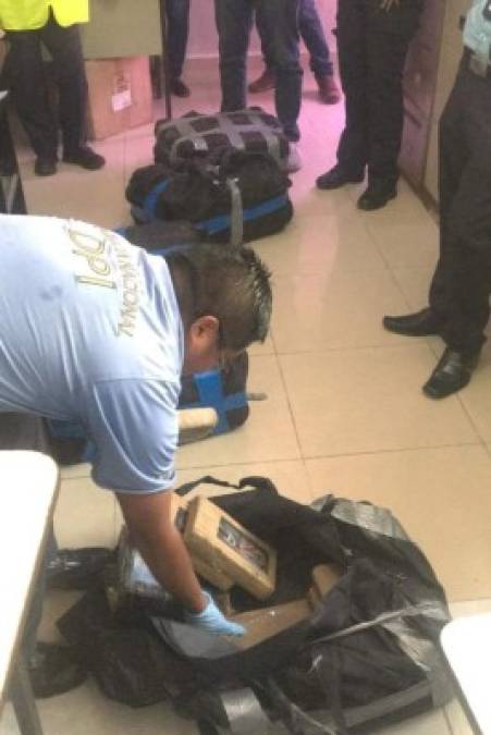 La droga venía en cinco maletas negras con tape gris dentro de un cargamento que venía dirigido hacia San Pedro Sula.