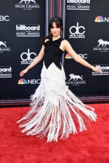 Camila Cabello optó por el tradicional blanco y negro para una de las galas más importantes de la música.