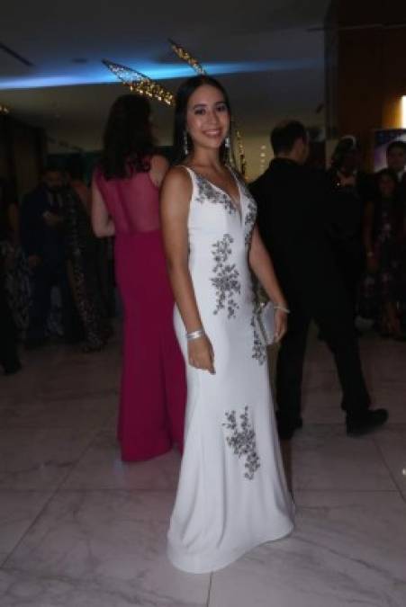 Valeria Madrid, elegantísima en su gran noche en la que se despidió de las aulas de clase de la Escuela Internacional Sampedrana.