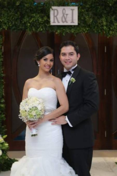 Ana Sofía & Alejandro <br/>La parroquia Nuestra Señora de Suyapa acogió el enlace Ramírez Irías. La pareja festejó y brindó en una elegante cita en el centro de convenciones Copantl.