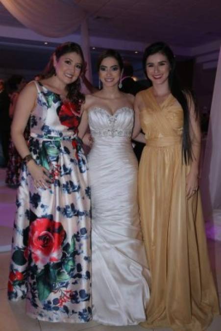 Lina Montoya, la novia y Valeria Vélez.