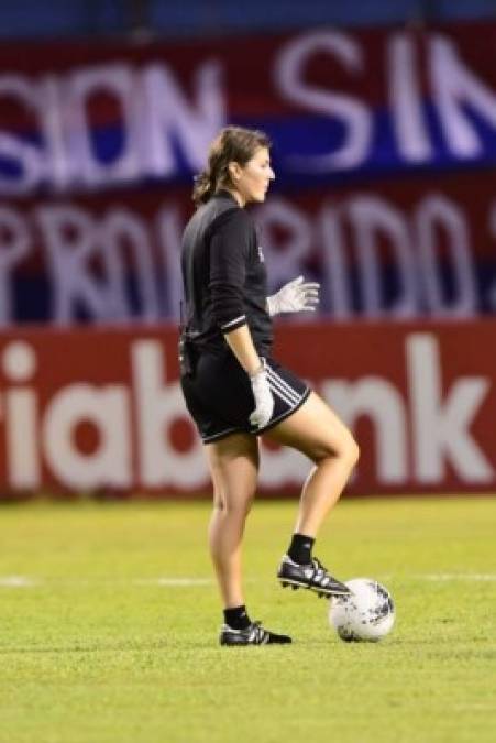 La bella fisioterapeuta Hilary Obert fue una sensación en la cancha del estadio Olímpico durante el calentamiento del Seattle Sounders.