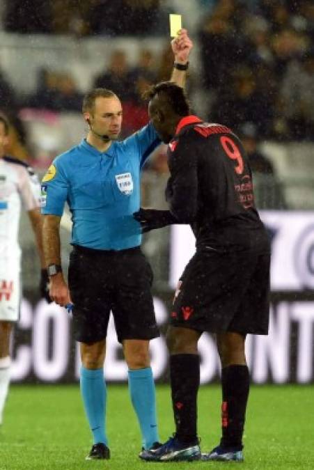 El Liverpool incluyó un bonus de un millón de libras a Mario Balotelli si tenía buena actitud. Para cobrarlo, debía no ser expulsado más de tres veces por comportamiento violento, no escupir a un jugador o cualquier persona y no utilzar lenguaje o gestos ofensivos.