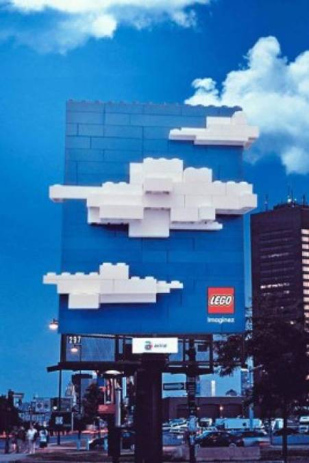 Lego también pinta el cielo de azul y blanco con sus divertidos bloques.