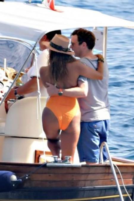En las imágenes publicadas por el Daily Mail se puede ver a Jack abrazando por la cintura a una de sus acompañantes mientras posaban juntos para una foto, que ella misma compartió en Instagram.<br/>FOTOS: GROSBY GROUP.