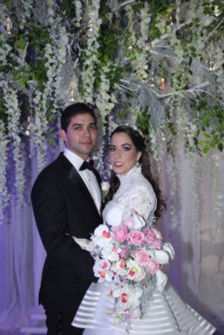 Daniela & Willie <br/>El casamiento Alvarenga Dieck fue el último gran enlace de 2016 con una temática invernal y una novia con imagen de cuento de hadas. Se festejó en San Pedro Sula.