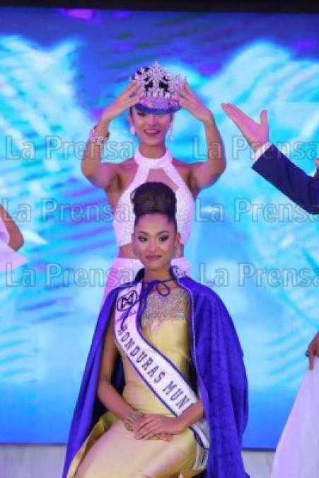 Gabriela Salazar, Miss Honduras Mundo 2015 poniéndole la corona a la nueva reina.