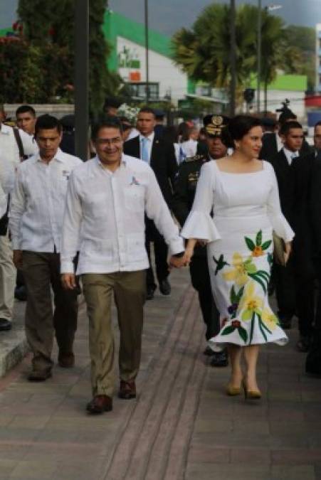 En 2018 la primera dama optó por lucir por un elegante vestido con un diseño florar que hace referencia a la rica y vasta flora hondureña. Lucía una figura esbelta.