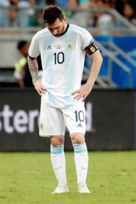 Messi, cabizbajo al final del partido luego de perder contra Colombia.
