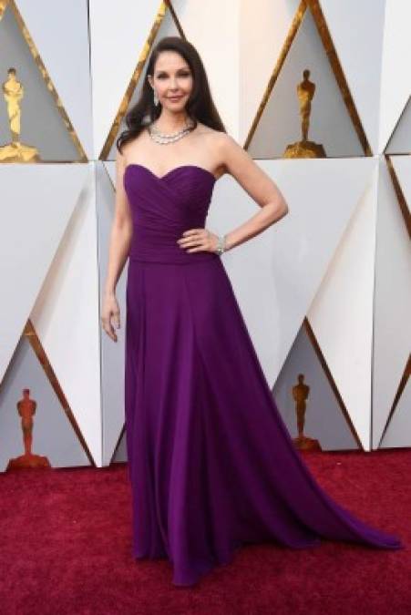 Ashley Judd, con vestido morado palabra de honor de Badgley Mischka.