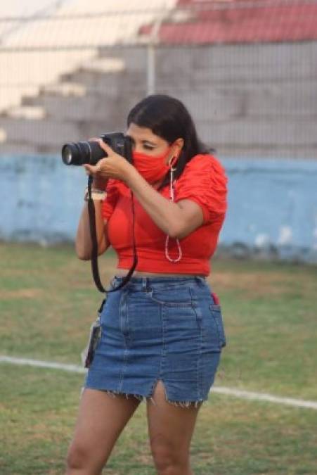 Mayra Pastrana, periodista deportiva de HRN, tomando fotografías en el duelo ente Vida y Motagua en La Ceiba.