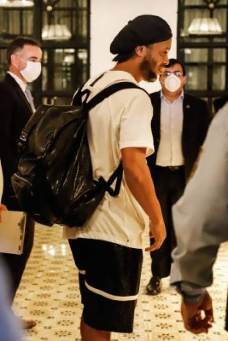 Ronaldinho Gaucho llegando al Hotel Palmaroga, en Asunción (Paraguay).