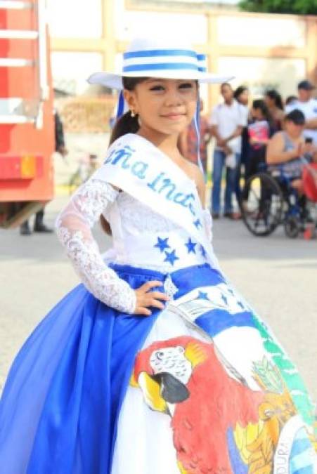 La bella Eylin Valeria González del Esteban Guardiola desfiló con un hermoso vestido.