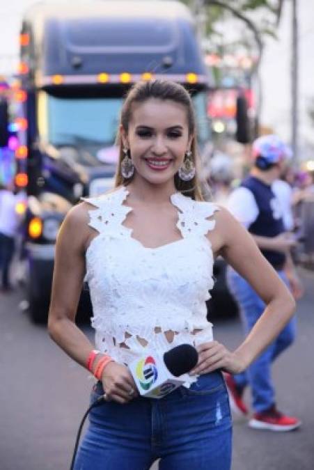 La guapa Sinea David, presentadora de Canal 11.