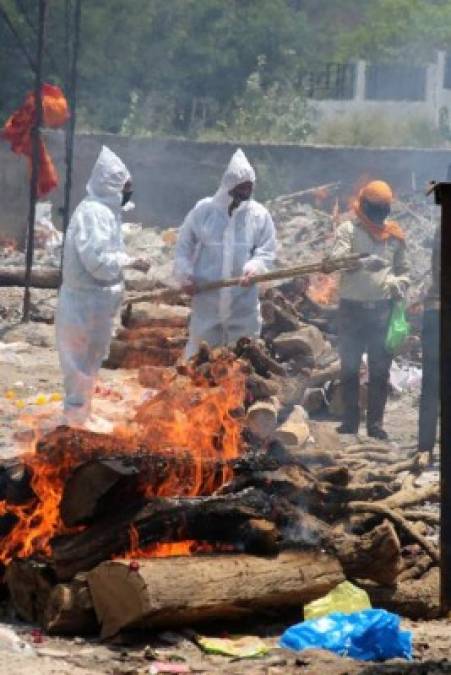 Oficialmente, cerca de 180.000 indios murieron de covid-19, de los cuales 15.000 sólo en el mes de abril. Pero algunos piensan que el número real podría ser mucho mayor.