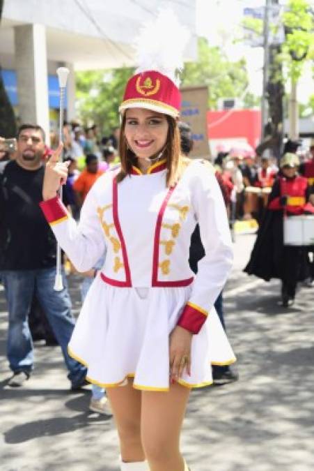 La sampedrana Alejandra Rivera se robó todas las miradas a su paso y fue toda una sensación en las redes sociales después de su participación como palillona en los pasados desfiles patrios en San Pedro Sula.