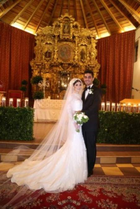 Andrea Moncada y Philippe de Pierrefeu se casaron en la iglesia San Francisco de Tegucigalpa.