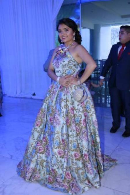 Suyapa Ching lució guapísima con este elegante vestido.