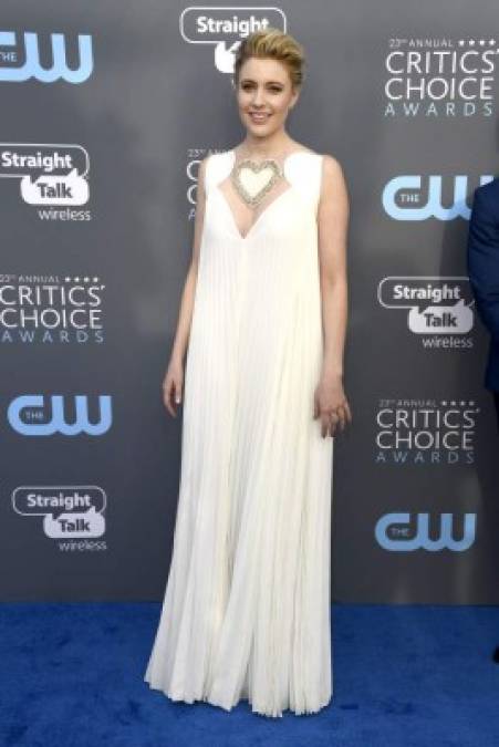 La directora y actriz Greta Gerwing lució angelical en un vestido blanco con un escote único.<br/>