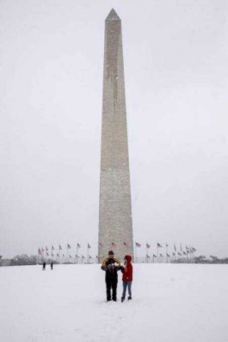 Las fuertes nevadas comenzaron a caer ayer en la capital estadounidense.