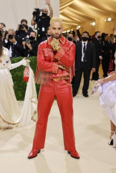 El cantante colombiano Maluma con un traje de la firma italiana Versace.