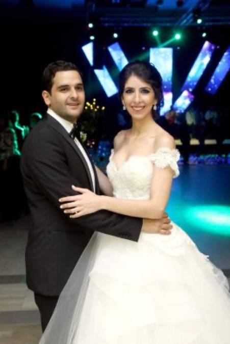 Valeria & Gabriel <br/>Otra de las grandes bodas fue la Monterroso Zgheibra. La temática James Bond inspiró la triunfal entrada de los novios. La fiesta fue un despliegue primaveral y tecnológico.