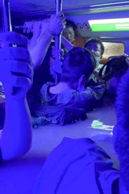 Imágenes difundidas en las redes sociales mostraban escenas sobrecogedoras con los pasajeros del metro con el agua hasta el cuello en un vagón, aferrados a las asas.