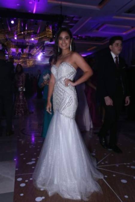 Vianka Hawit con su hermoso vestido estraple se lució en la fiesta de graduación de la Escuela Internacional Sampedrana.