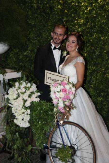 Cecilia & Johnny <br/>Dulces, distinción y ritmos destacaron en la boda Sikaffy Heredia. Los novios viajaron de luna de miel por varios países de Europa.