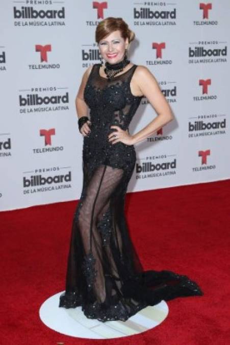 Carmen Jara se fue por lo seguro con este vestido negro con transparencia.