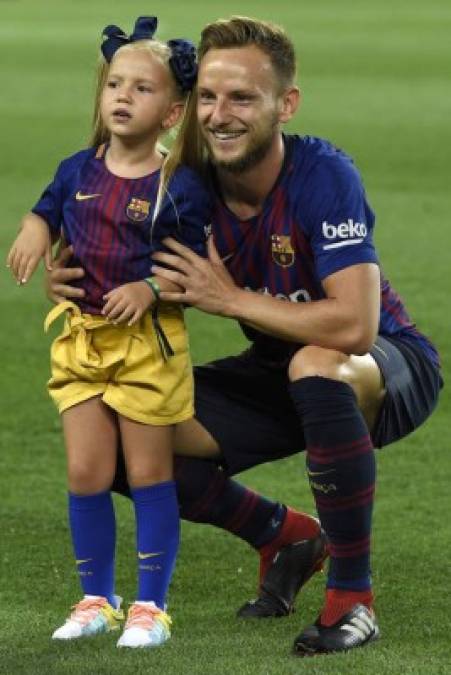 Ivan Rakitic posa con su hija Althea antes del inicio del partido.