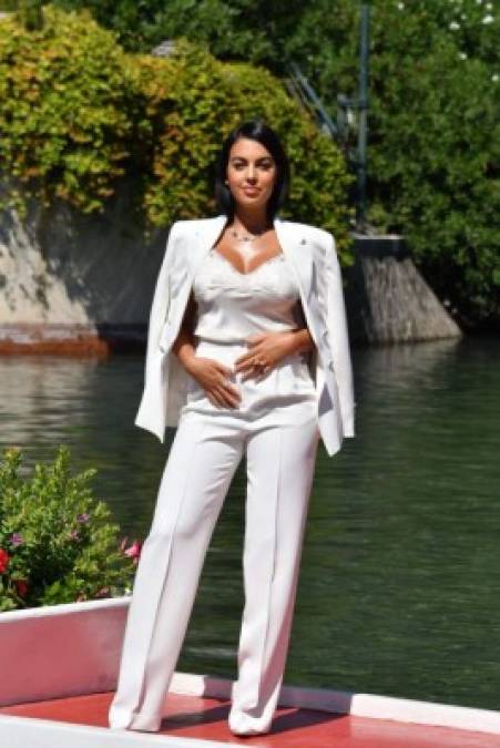 Georgina acertó con un traje de chaqueta y pantalón a juego con un top, un look que remató con zapatos de Le Silla a tono y joyas de Pasquale Bruni.