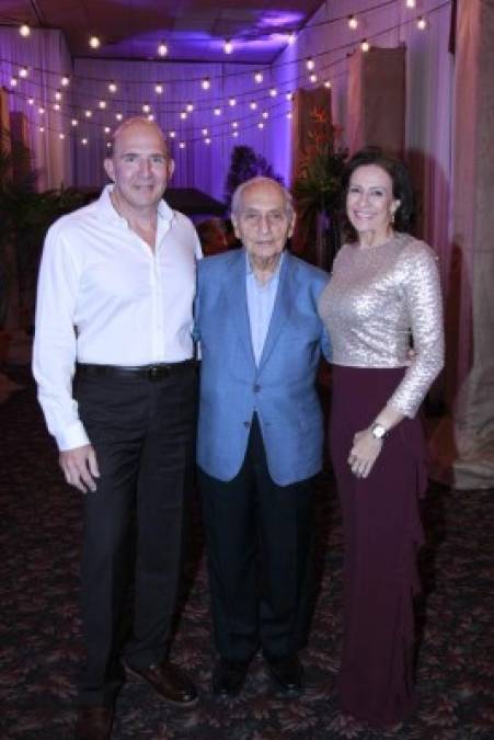 Roberto, Emilio y Anabell Larach.