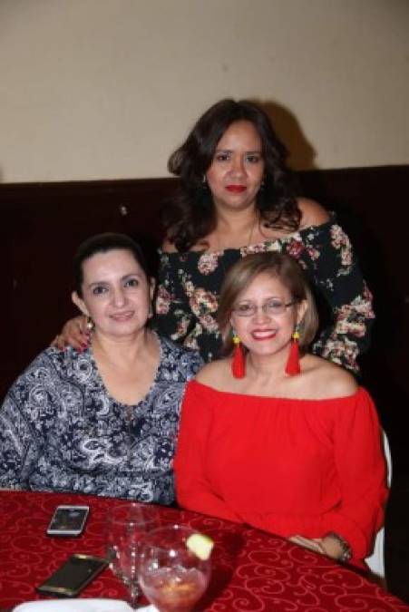 Xiomara Suazo con Sherly Paz y Lilian Urquia.