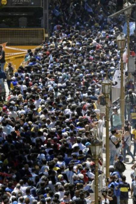 Una enorme fila en las calles de Buenos Aires para ver el ataúd de Maradona en Casa Rosada.