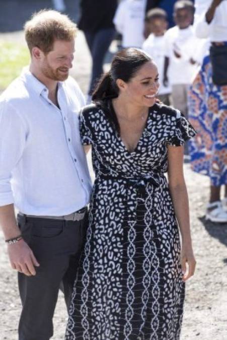 Retirada y vida en familia en Estados Unidos.<br/>El soplo de aire fresco se convirtió en tormenta cuando, en enero de 2020, la pareja anunció que se retiraba de la monarquía y se mudó al otro lado del Atlántico. Instalados en California, Harry y Meghan crearon una fundación, Archewell, y firmaron contratos con grandes grupos mediáticos.<br/>