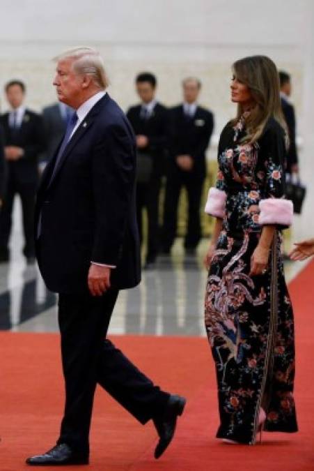 Para la cena de gala ofrecida por el mandatario chino, Xi Jinping, en el Gran Palacio del Pueblo en Pekín, Melania optó por un modelo de Gucci.