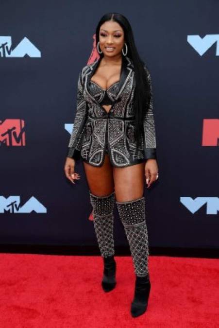 La rapera Megan Thee Stallion llegó mostrando sus atributos con una chaqueta y un short, acompañados de unas botas a la rodilla.