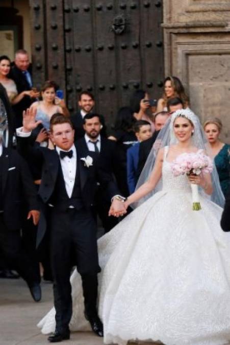 Álvarez, de 30 años, se unió en matrimonio religioso con la joven de 24 años con quien tiene una hija, después de que el pasado 15 de mayo realizaran la boda civil en el puerto de Punta Mita, en el estado de Nayarit.<br/>