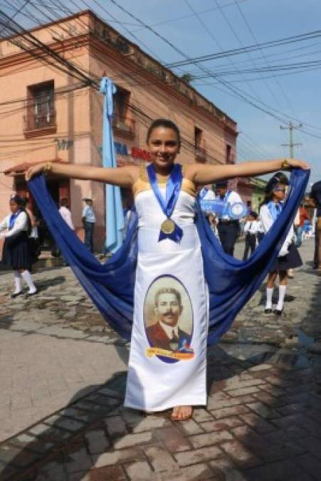 Desde tempranas horas de la mañana, decenas de niños vistieron las calles de color y fervor patrio.<br/>